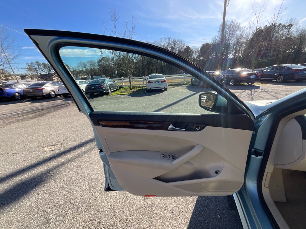 2013 Volkswagen Passat Image 40