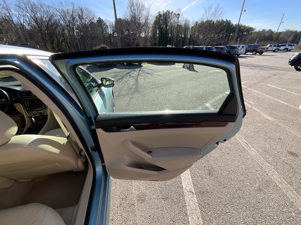 2013 Volkswagen Passat Image 45