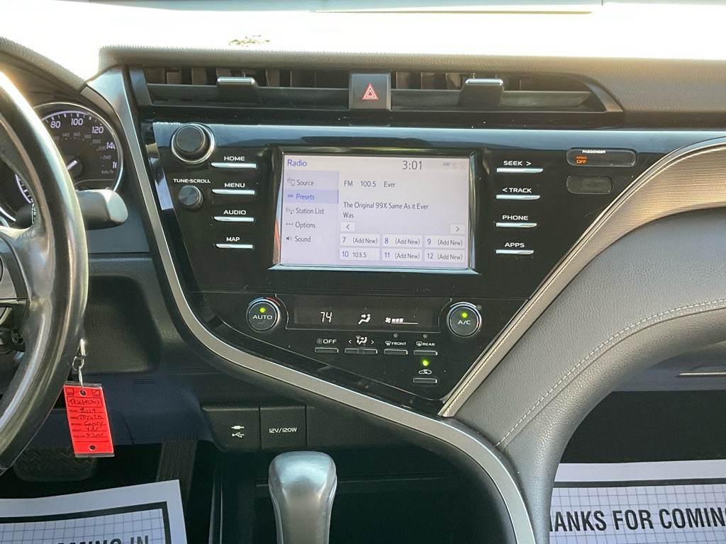 2019 Toyota Camry Image 21