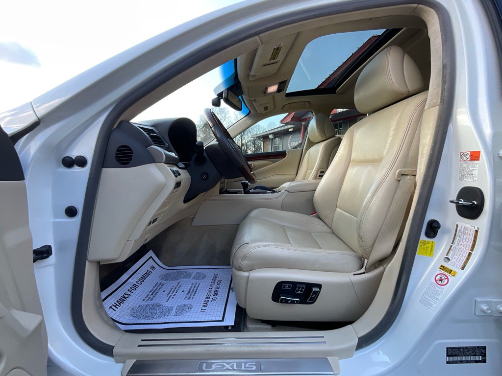2015 Lexus LS Image 13