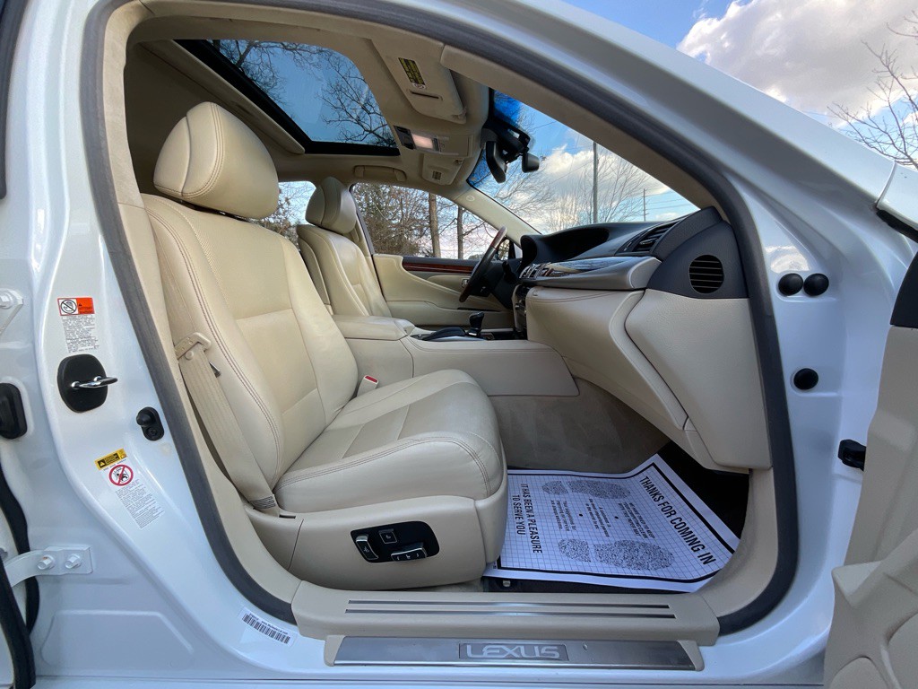 2015 Lexus LS Image 16