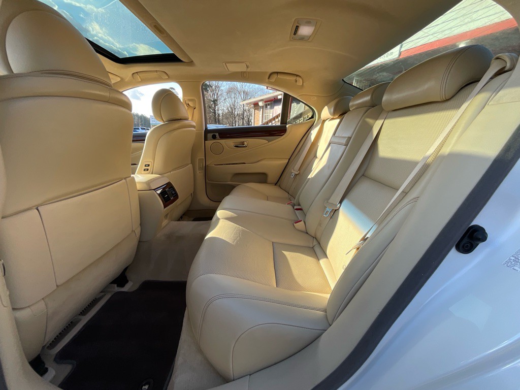 2015 Lexus LS Image 28