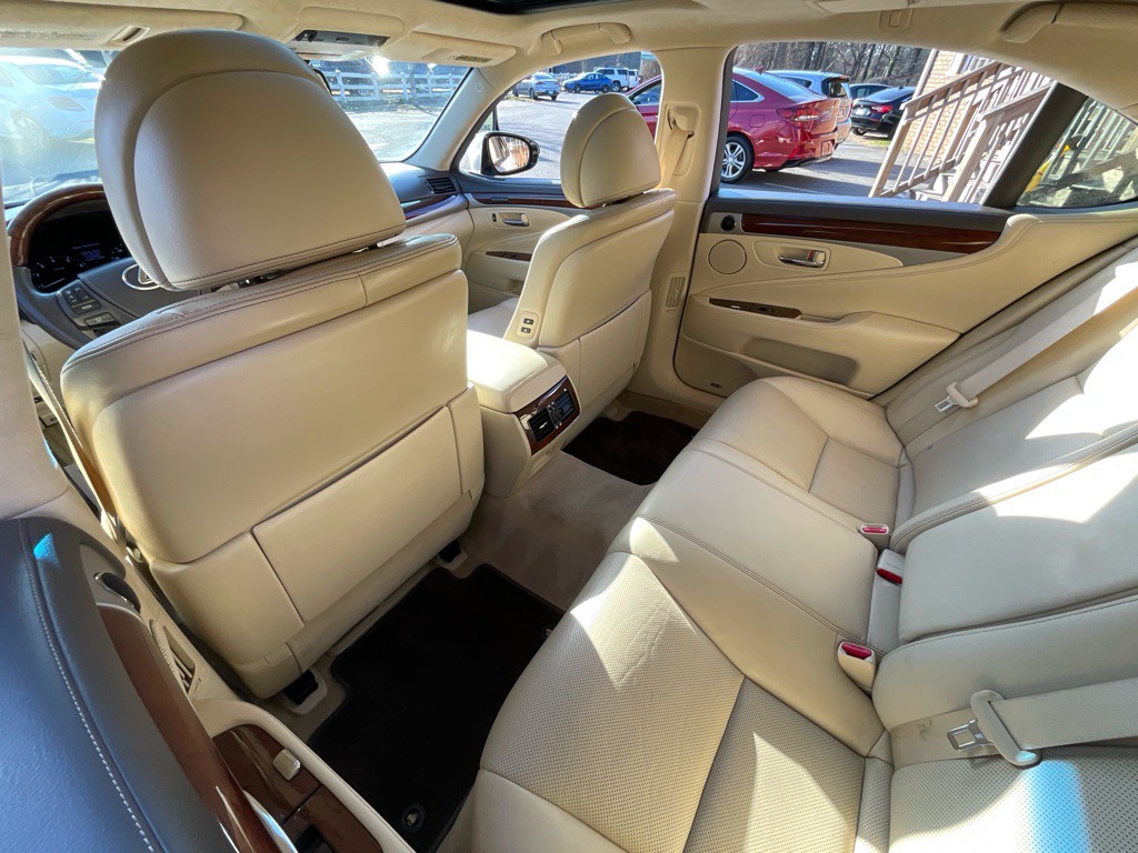 2015 Lexus LS Image 29