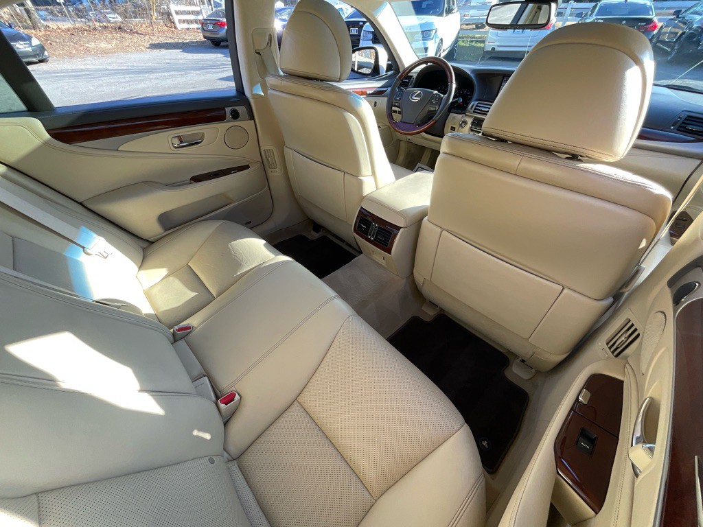 2015 Lexus LS Image 32