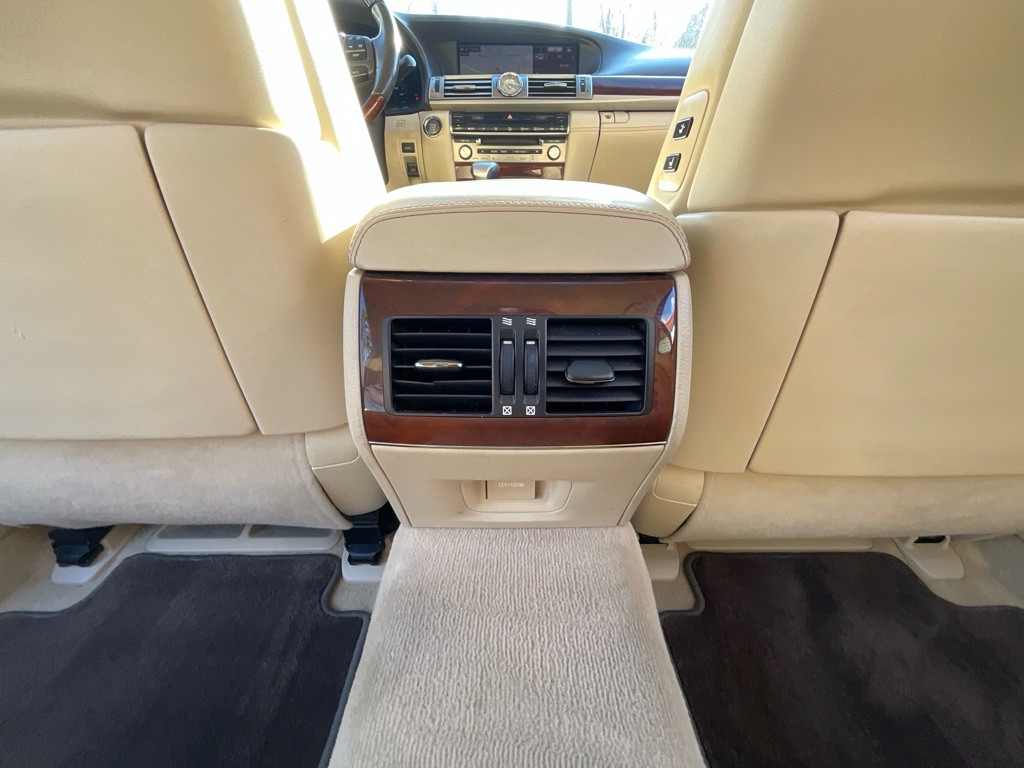 2015 Lexus LS Image 35