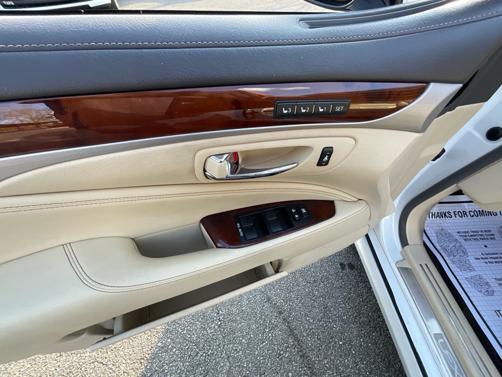 2015 Lexus LS Image 39