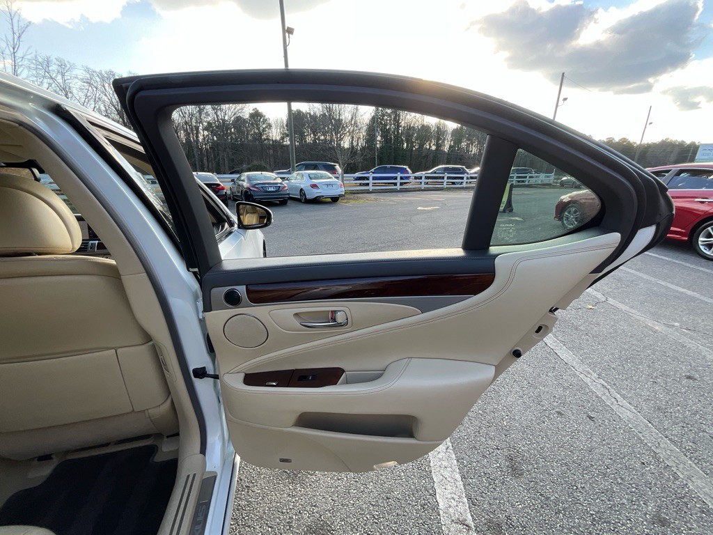 2015 Lexus LS Image 44