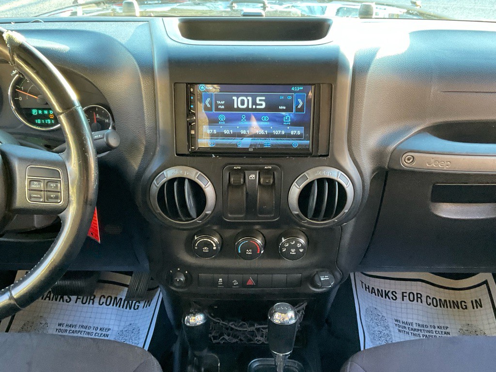 2013 Jeep Wrangler Image 21