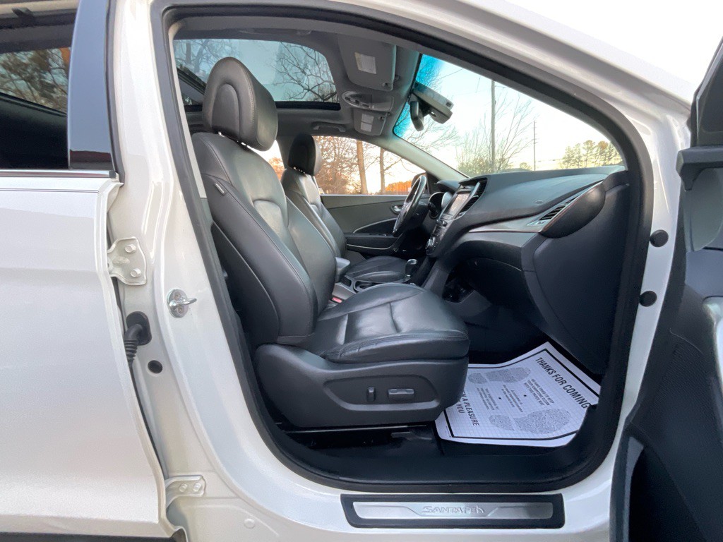 2017 Hyundai Santa Fe Image 17