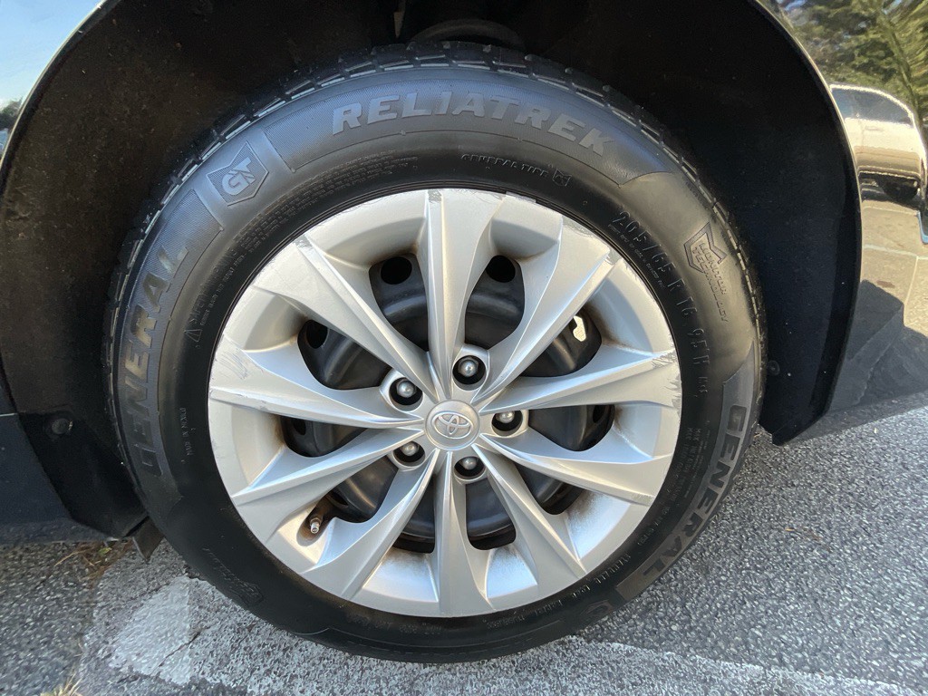 2016 Toyota Camry Image 13