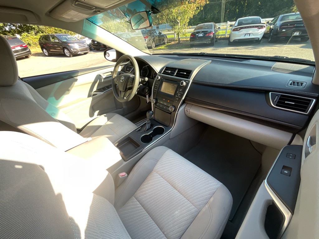 2016 Toyota Camry Image 18