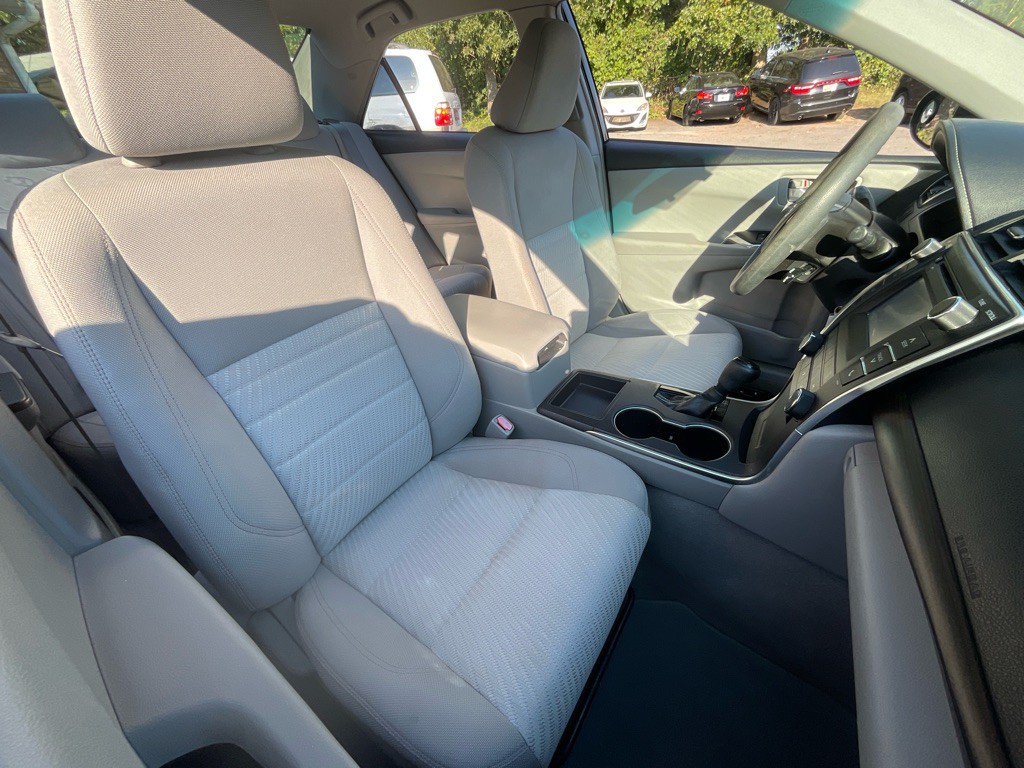 2016 Toyota Camry Image 19