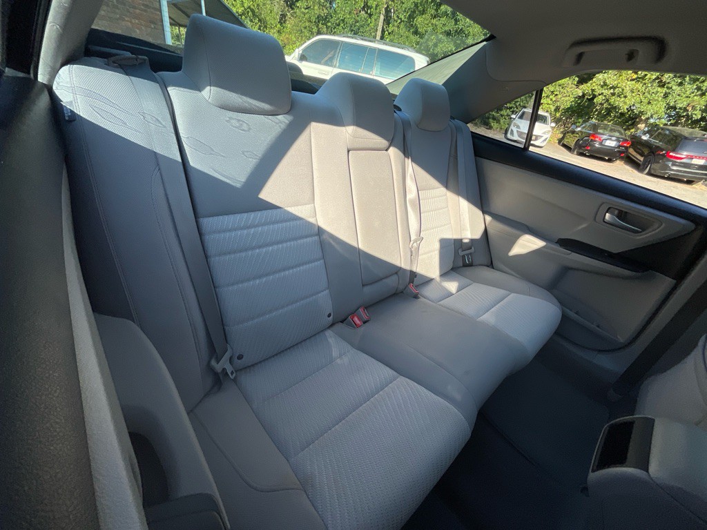 2016 Toyota Camry Image 32