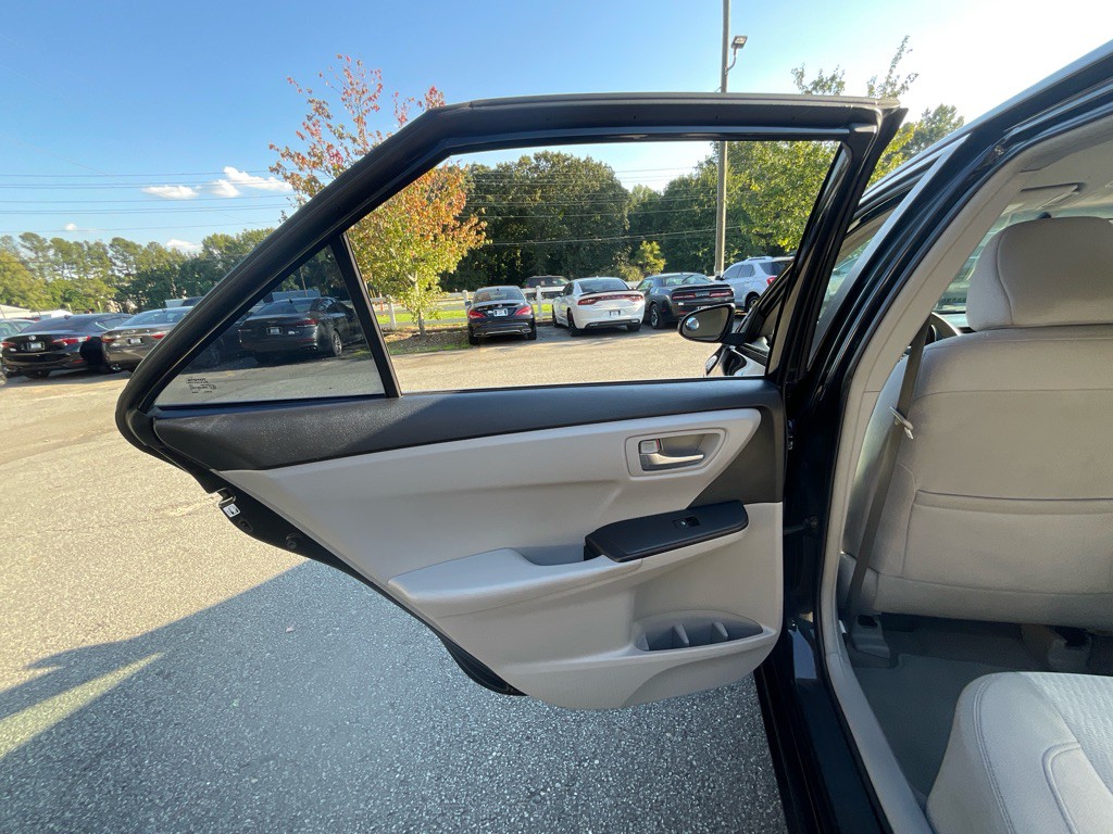 2016 Toyota Camry Image 39