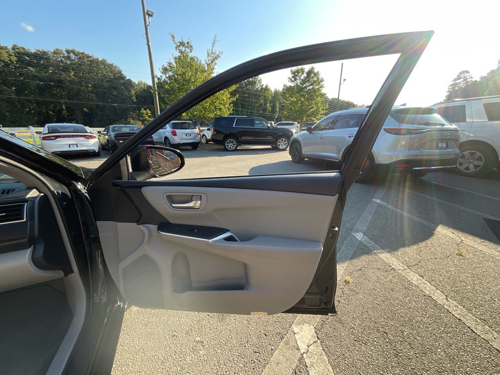 2016 Toyota Camry Image 40