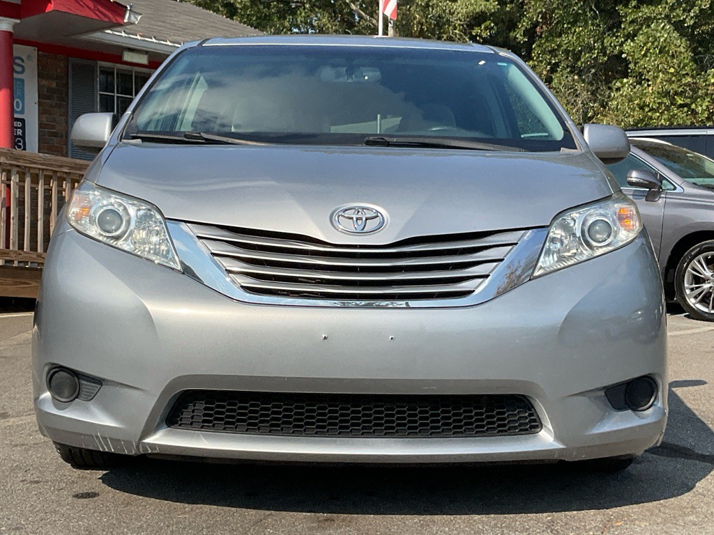 2015 Toyota Sienna Image 2