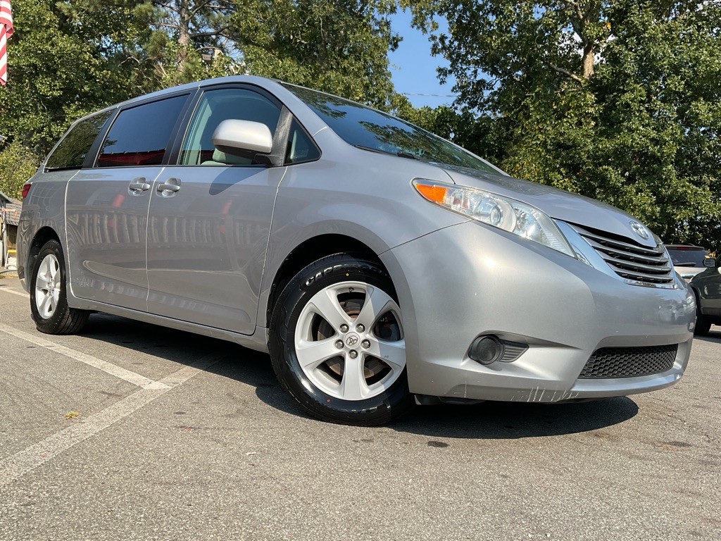 2015 Toyota Sienna Image 3