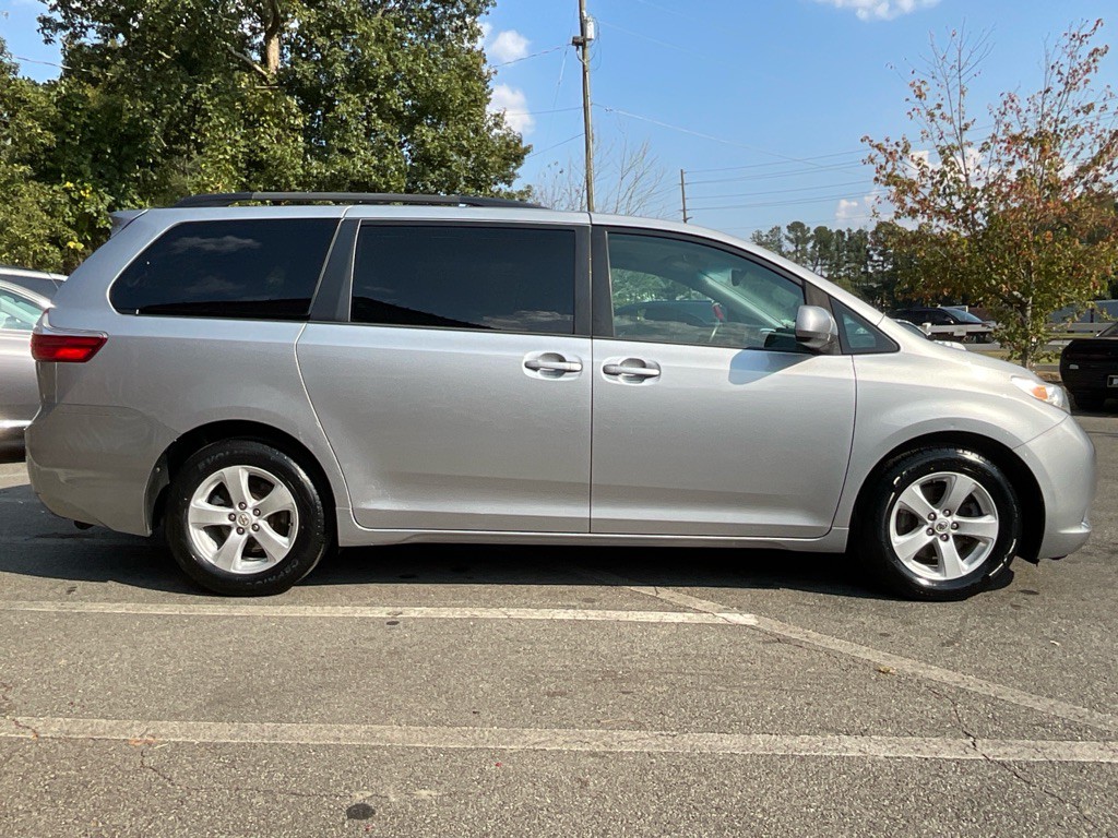 2015 Toyota Sienna Image 4