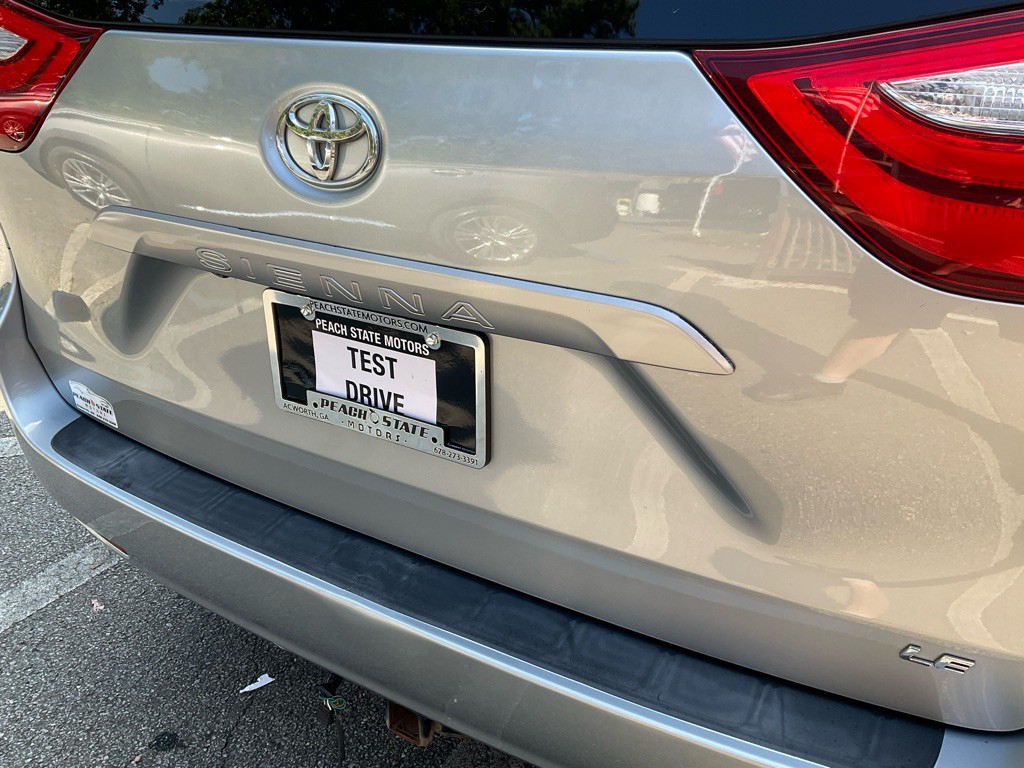 2015 Toyota Sienna Image 9