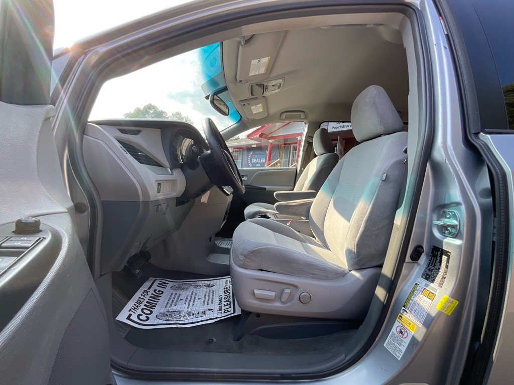 2015 Toyota Sienna Image 12