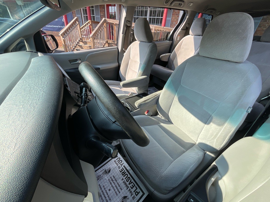 2015 Toyota Sienna Image 14