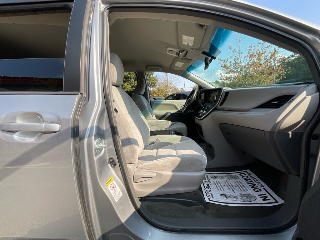 2015 Toyota Sienna Image 15