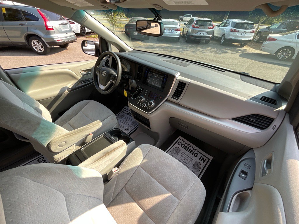 2015 Toyota Sienna Image 16