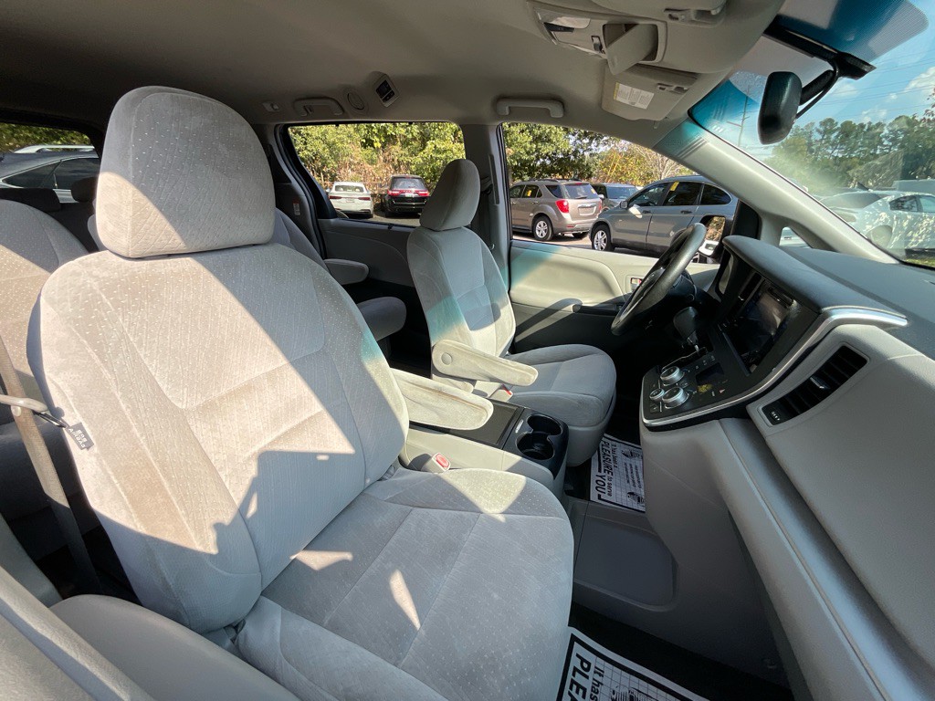 2015 Toyota Sienna Image 17