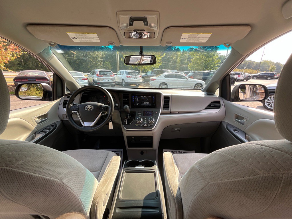 2015 Toyota Sienna Image 18