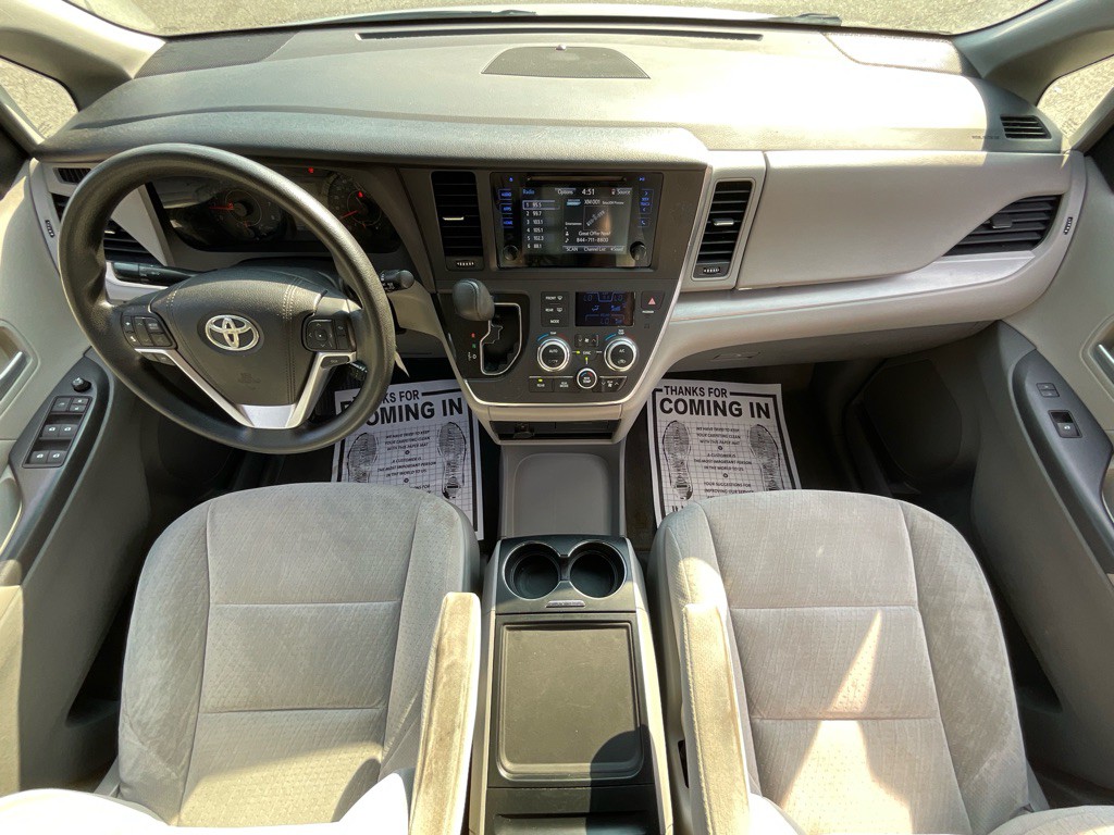 2015 Toyota Sienna Image 19