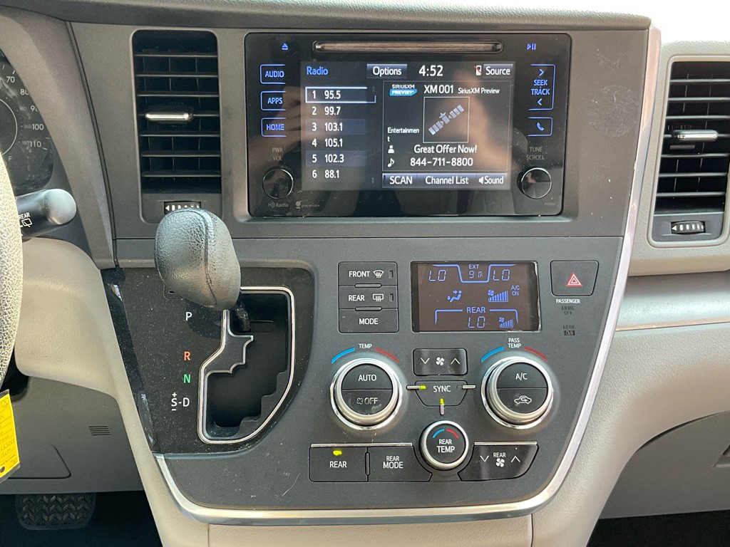 2015 Toyota Sienna Image 20