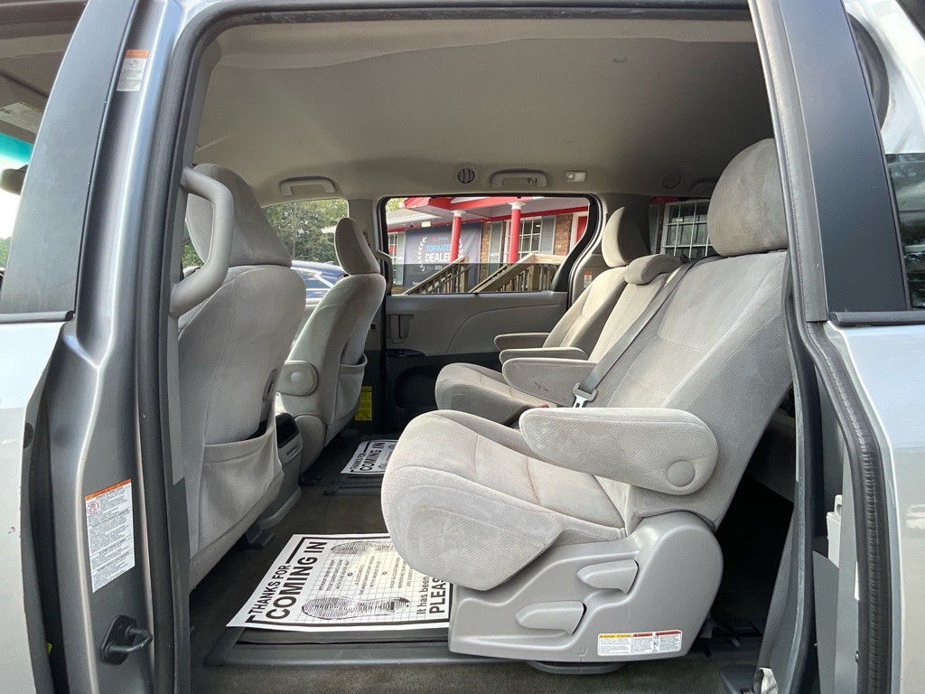 2015 Toyota Sienna Image 26