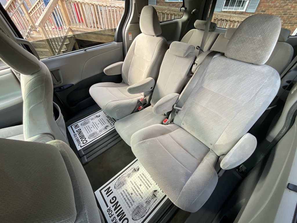 2015 Toyota Sienna Image 27