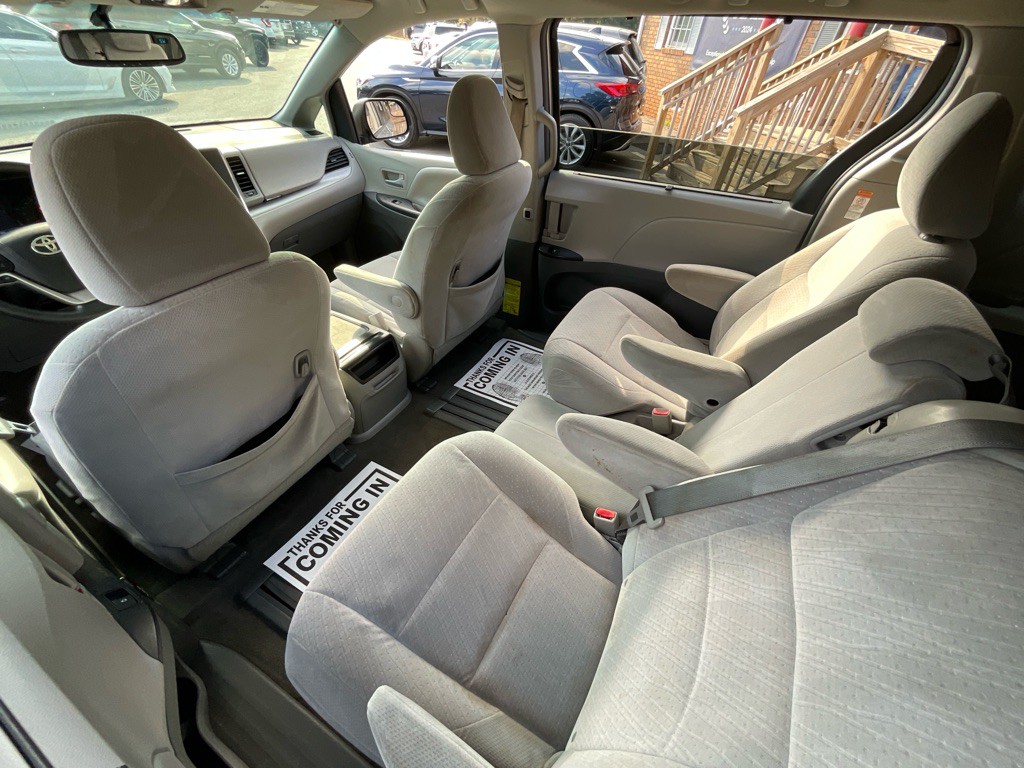 2015 Toyota Sienna Image 28