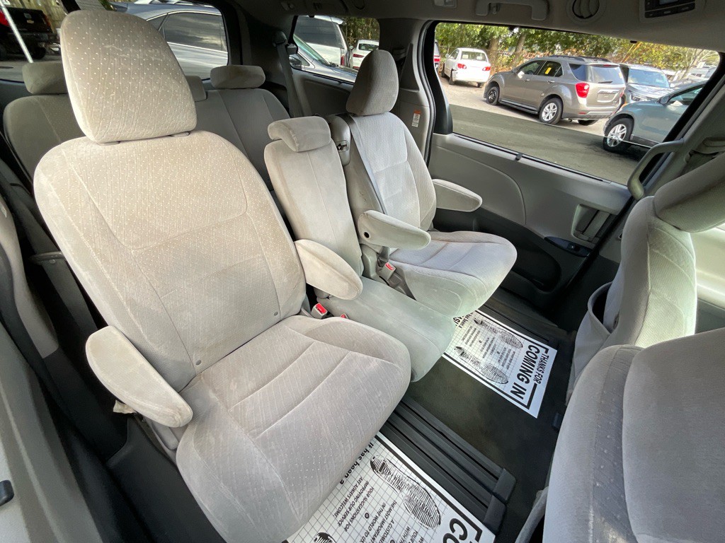 2015 Toyota Sienna Image 32