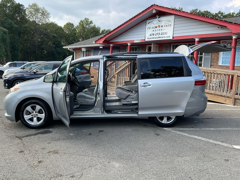 2015 Toyota Sienna Image 34