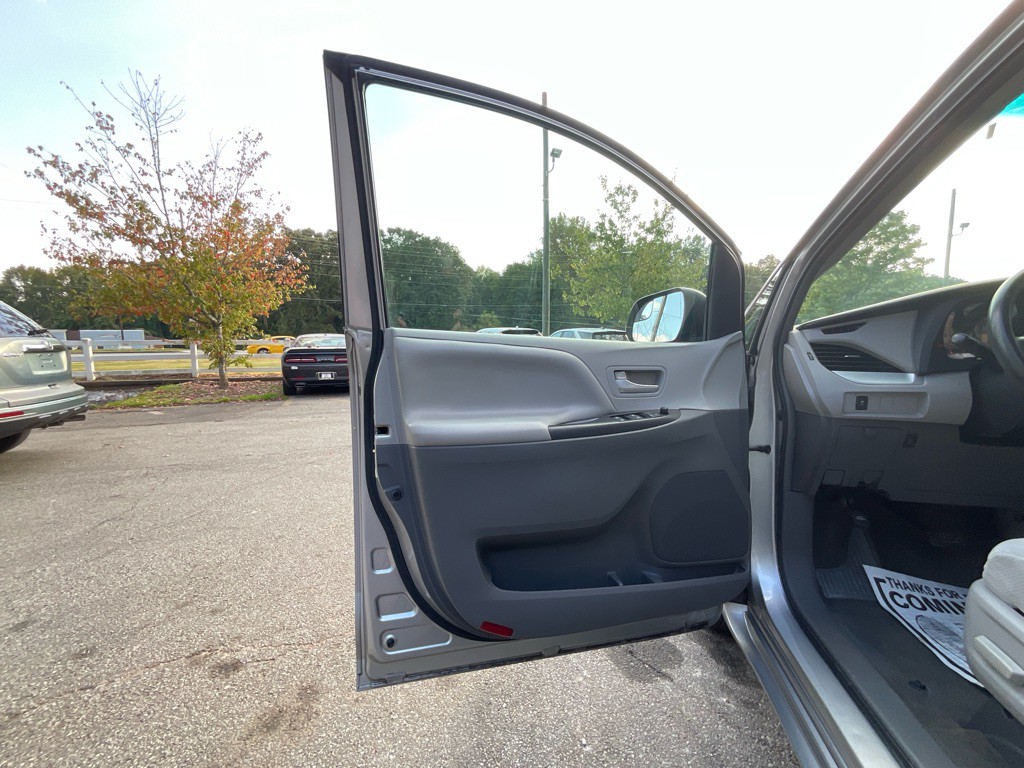 2015 Toyota Sienna Image 35