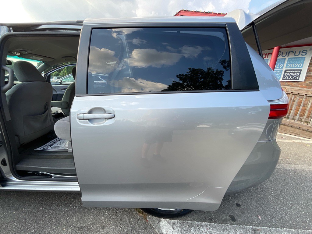 2015 Toyota Sienna Image 36