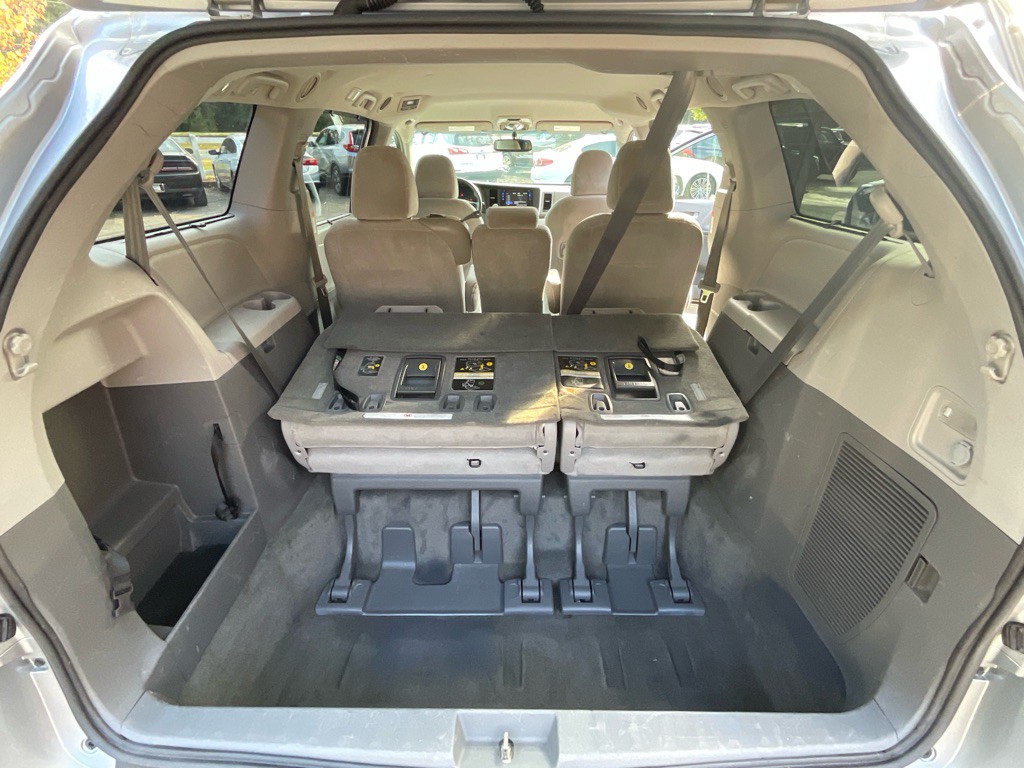 2015 Toyota Sienna Image 38