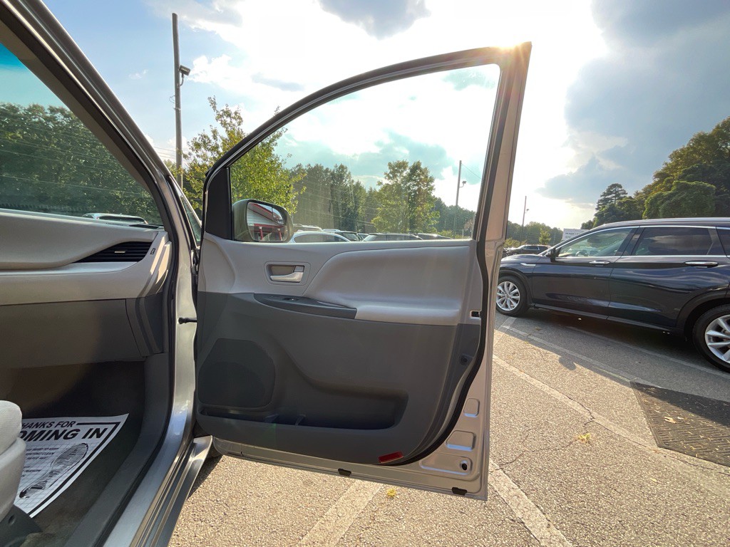 2015 Toyota Sienna Image 39