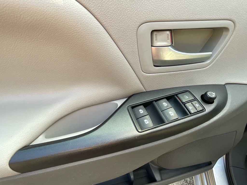 2015 Toyota Sienna Image 41