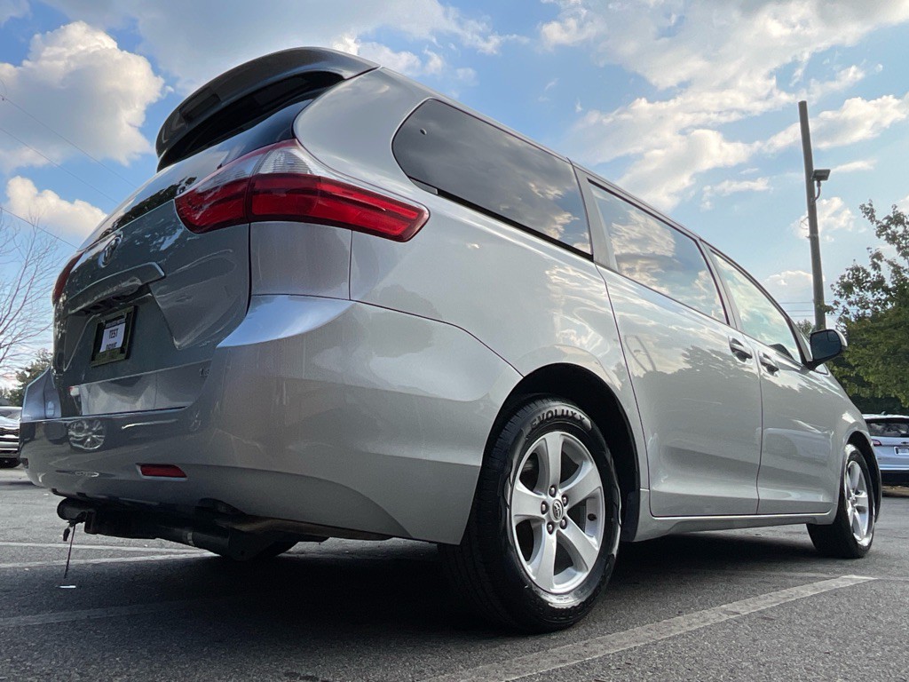 2015 Toyota Sienna Image 44