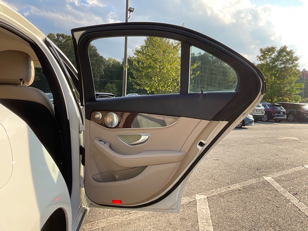 2015 Mercedes-Benz C-Class Image 40