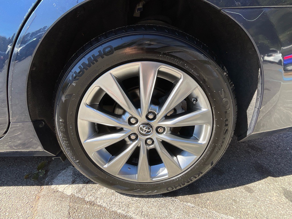 2017 Toyota Camry Image 12