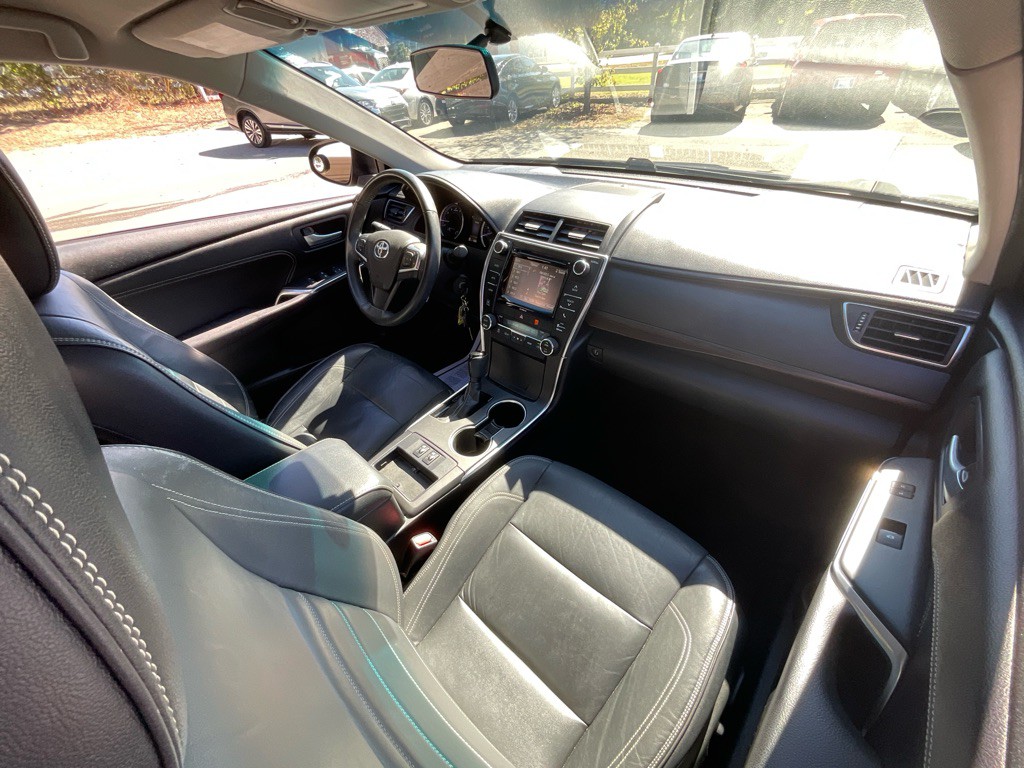 2017 Toyota Camry Image 18