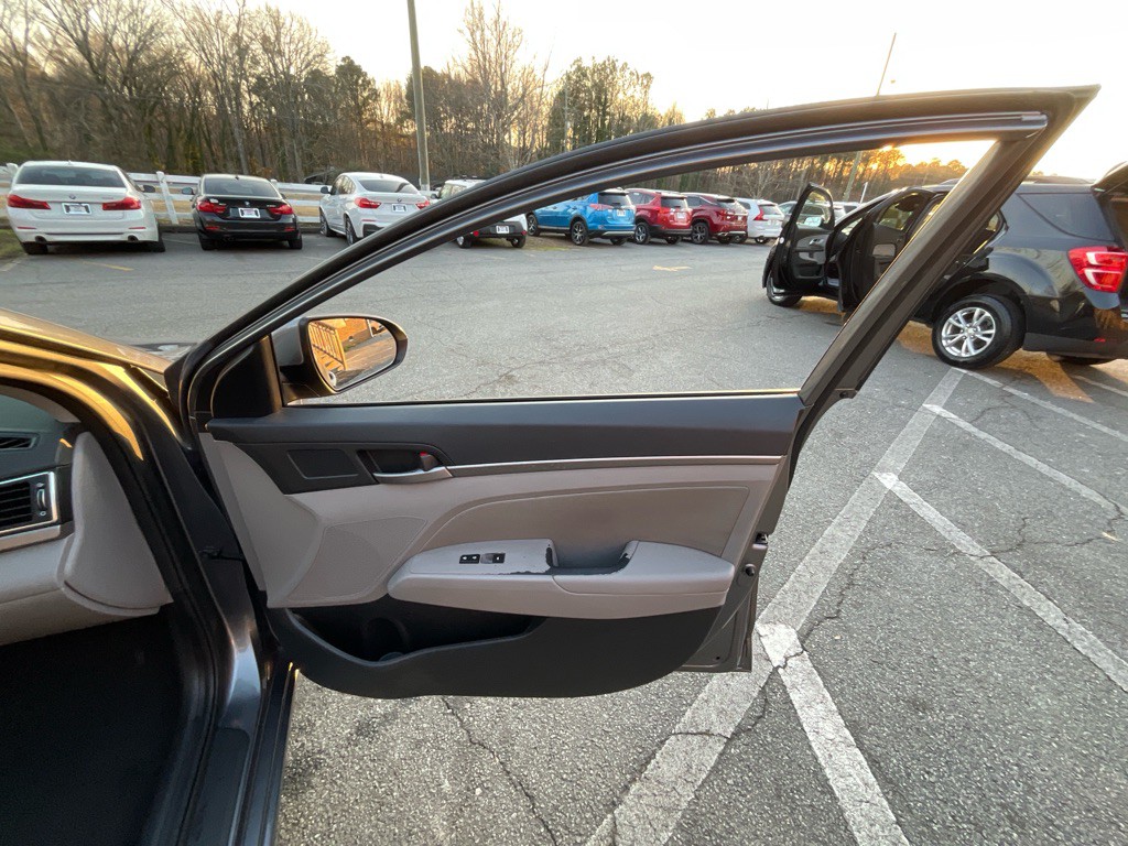 2018 Hyundai Elantra Image 39