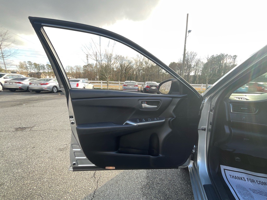 2017 Toyota Camry Image 32