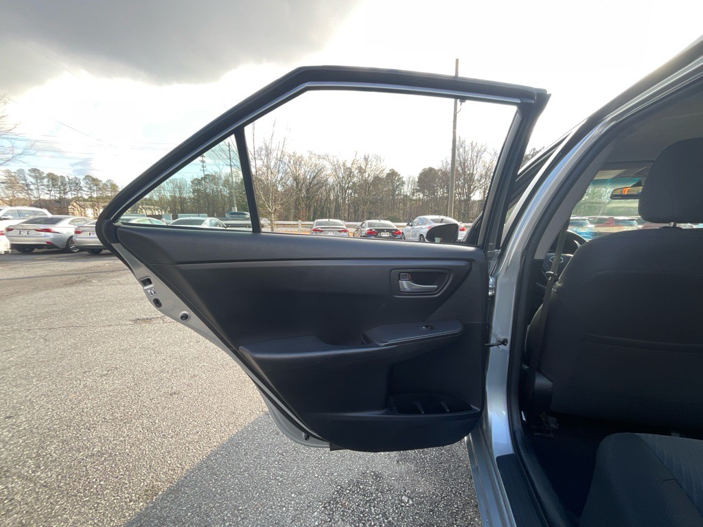 2017 Toyota Camry Image 35