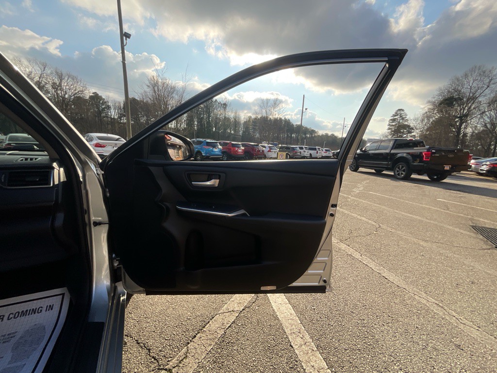 2017 Toyota Camry Image 36