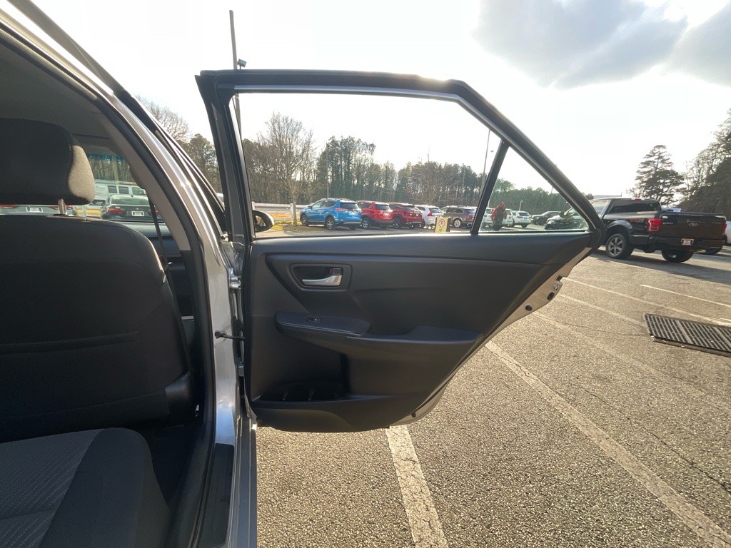 2017 Toyota Camry Image 37